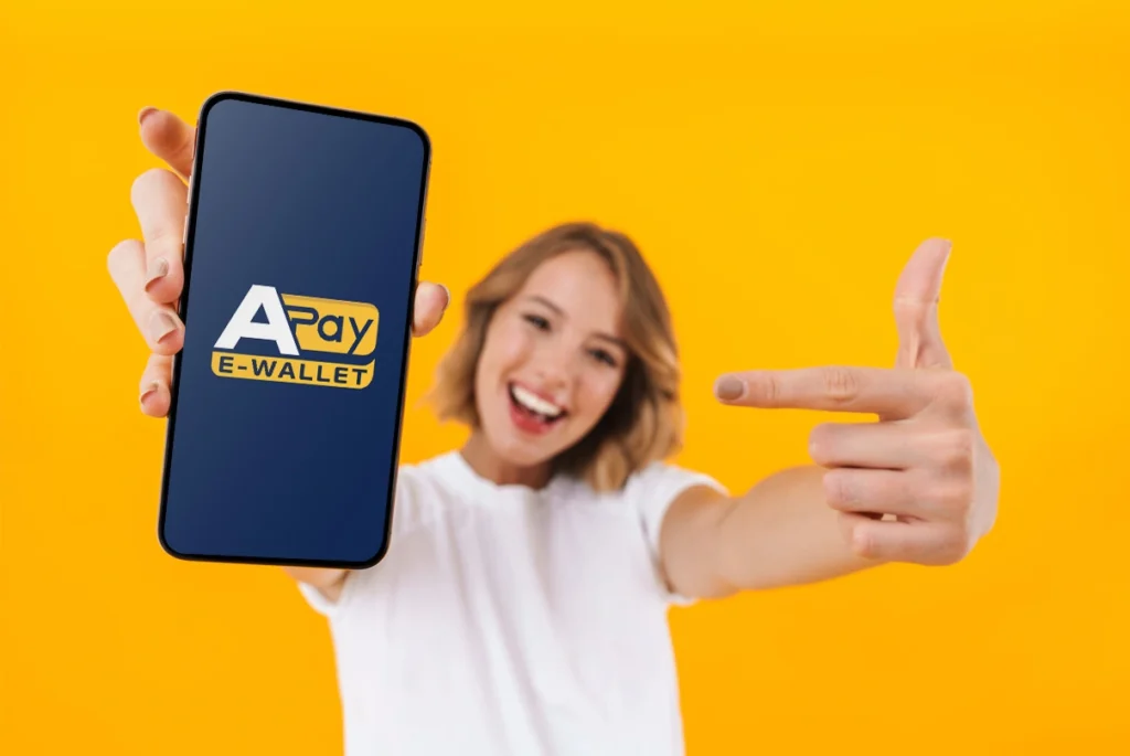 APay E-Wallet vs PayPal: qual è il miglior metodo di pagamento per il gaming online? 9 APay E-Wallet vs PayPal: Ragazza indica smartphone con Logo APay E-Wallet per pagamenti digitali.
