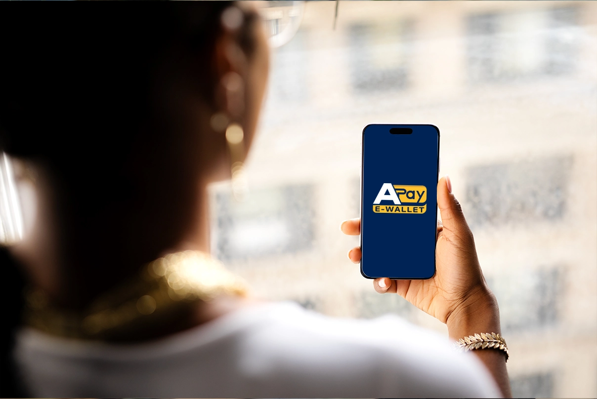 5 cose che puoi fare con APay E-Wallet: Ragazza che guarda smartphone con logo APay E-Wallet