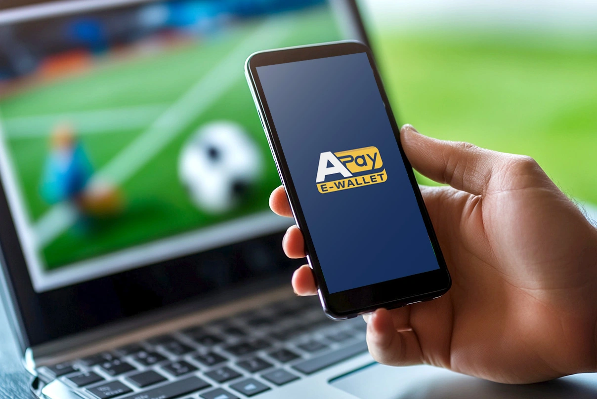 Pagare senza carta di credito online: Person che guarda smartphone con logo APay E-Wallet