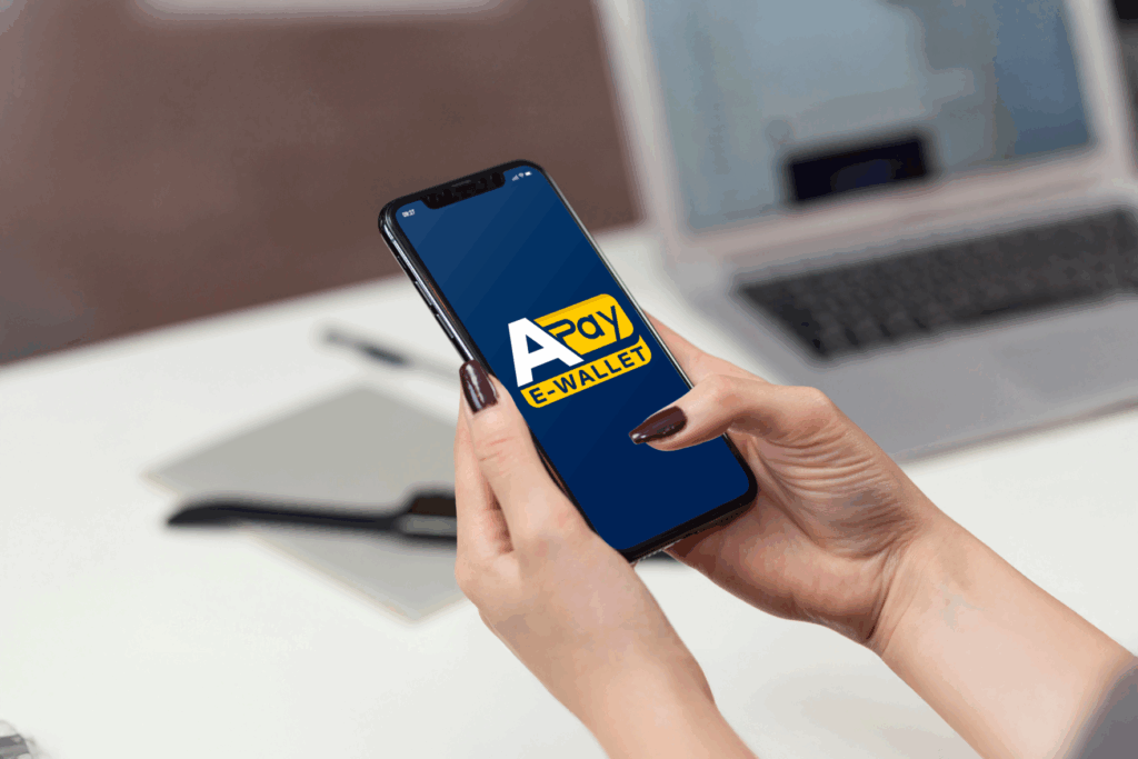 Wallet digitale: smartphone in primo piano con logo APay E-Wallet
