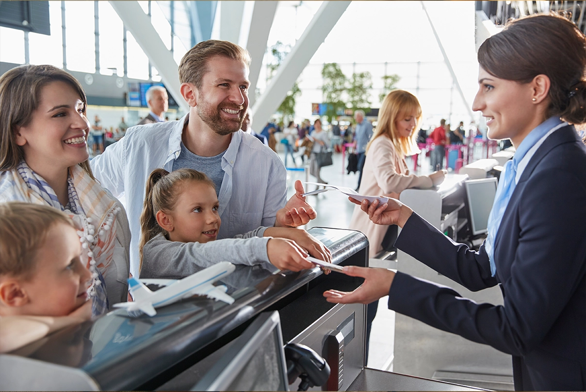 Pagamenti Internazionali: Famiglia in aeroporto mentre effettua check-in del volo