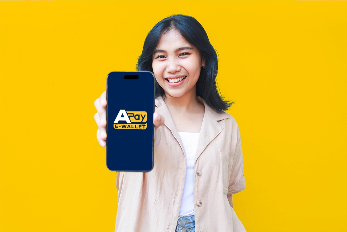 Pagamenti Digitali: Ragazza mostra smartphone con logo APay E-Wallet