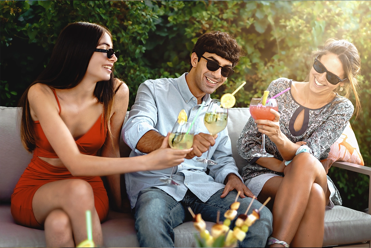 Digital Wallet e Millennial: Gruppo di ragazzi seduti mentre brindano con Drink