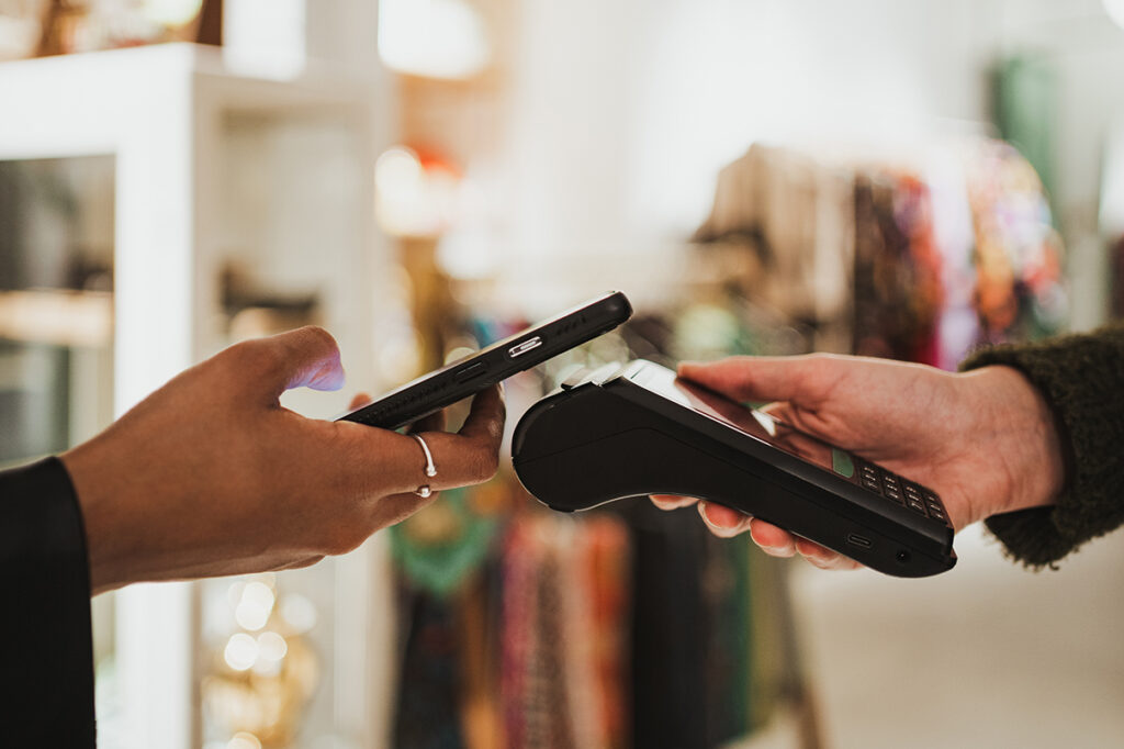 cos'è APay E-Wallet: cliente effettua pagamento in negozio tramite APP