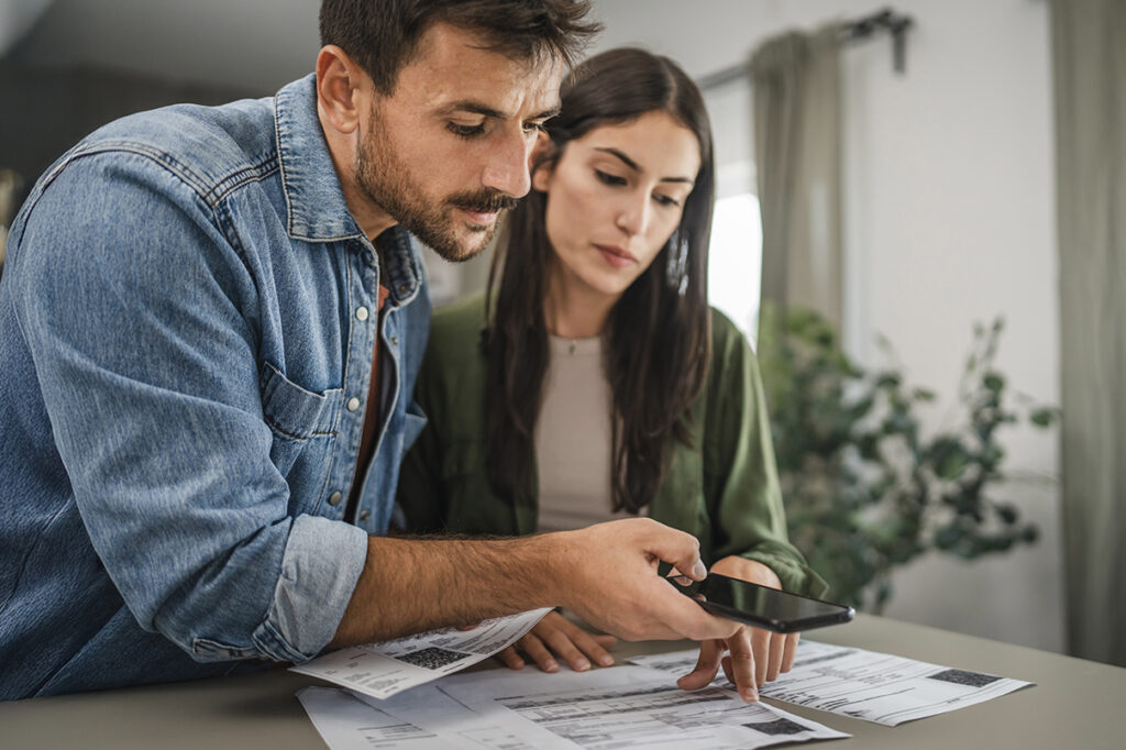 Pagamento PagoPa: un uomo e una donna a casa stanno effettuando un pagamento digitale con APay E-Wallet
