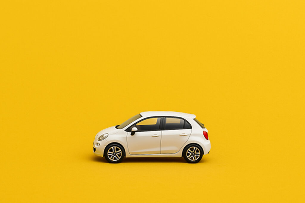 Come pagare il bollo auto: Utilitaria su sfondo giallo APay E-Wallet