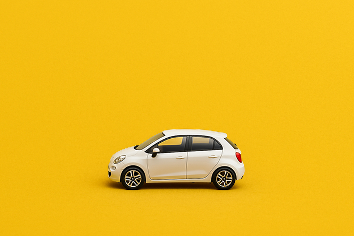 Come pagare il bollo auto: Utilitaria su sfondo giallo APay E-Wallet