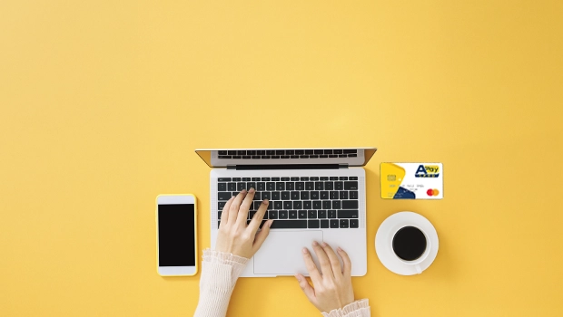 Pagamenti Istantanei: notebook su scrivania con Apay Card
