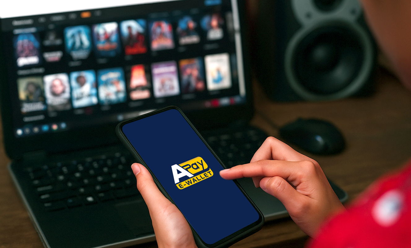 gestione conto gioco digitale: utente utilizza app APay E-wallet con sfondo notebook