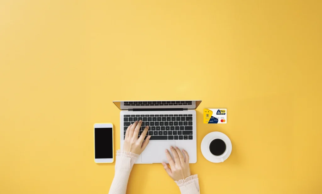 Pagamenti Istantanei: notebook su scrivania con Apay Card