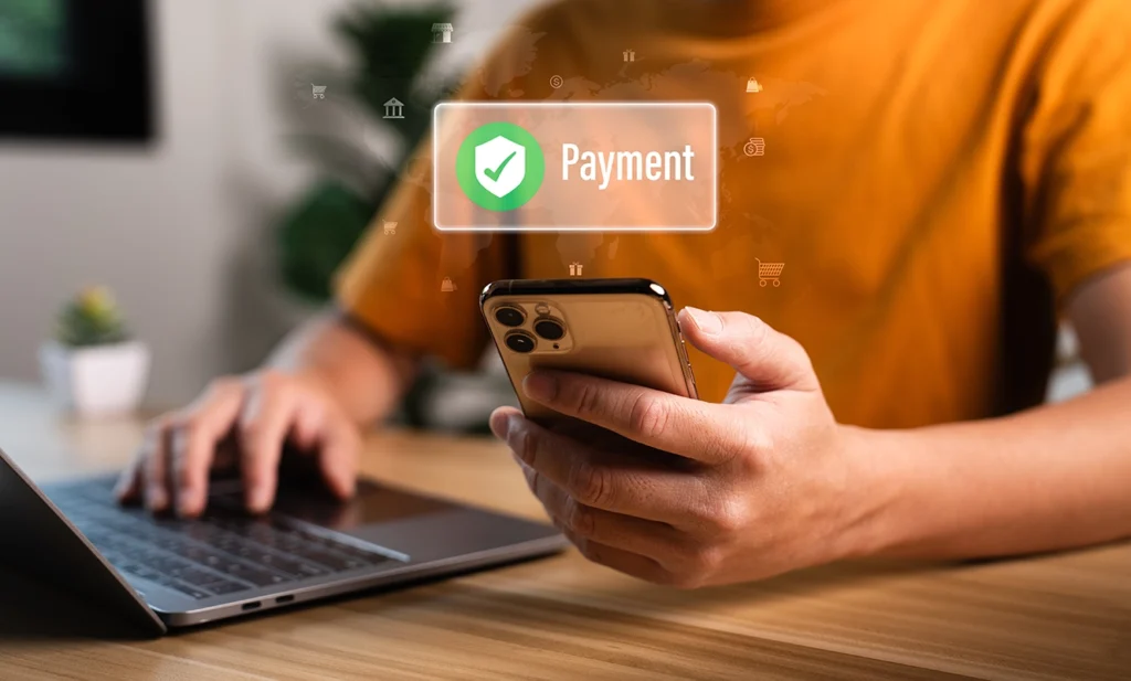 Pagamenti rapidi bollette: uomo al pc che effettua pagamento bolletta con app APay E-Wallet