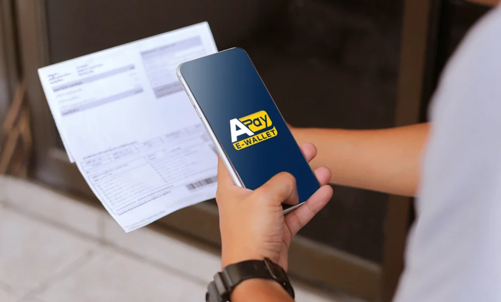 Pagamento bollettini online: primo piano app mentre ragazzo effettua pagamento bollettini