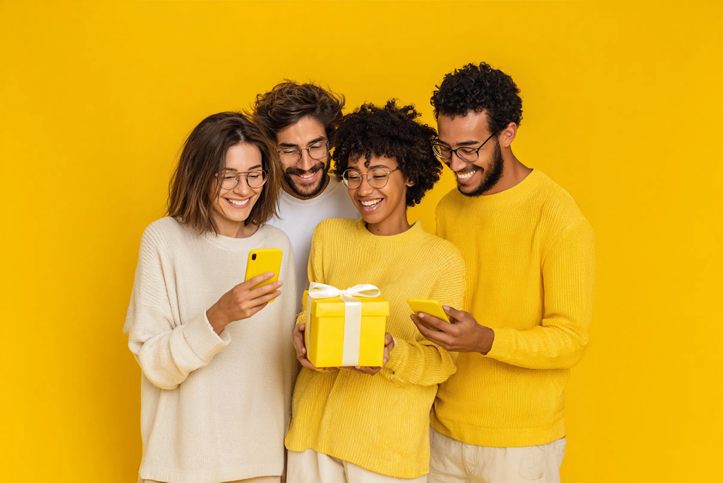 Gruppo di amici che organizza una colletta smart tramite smartphone per un regalo condiviso, simbolo dei pagamenti digitali semplici e veloci.