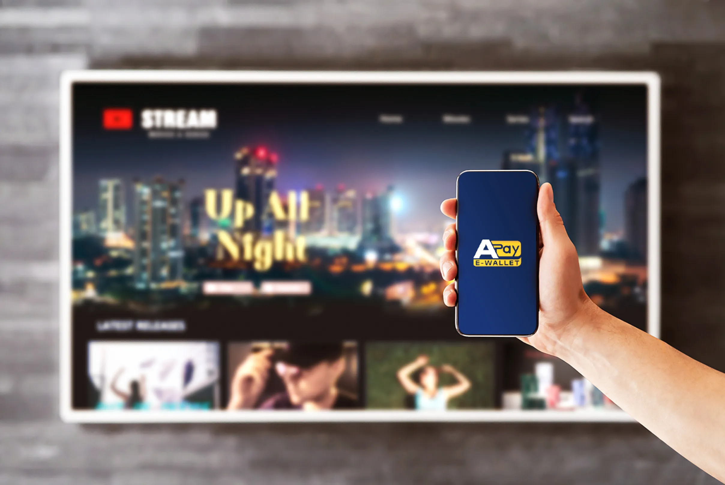 Persona che utilizza APay E-Wallet sullo smartphone davanti a una piattaforma streaming, simbolo di gestione smart del budget intrattenimento.