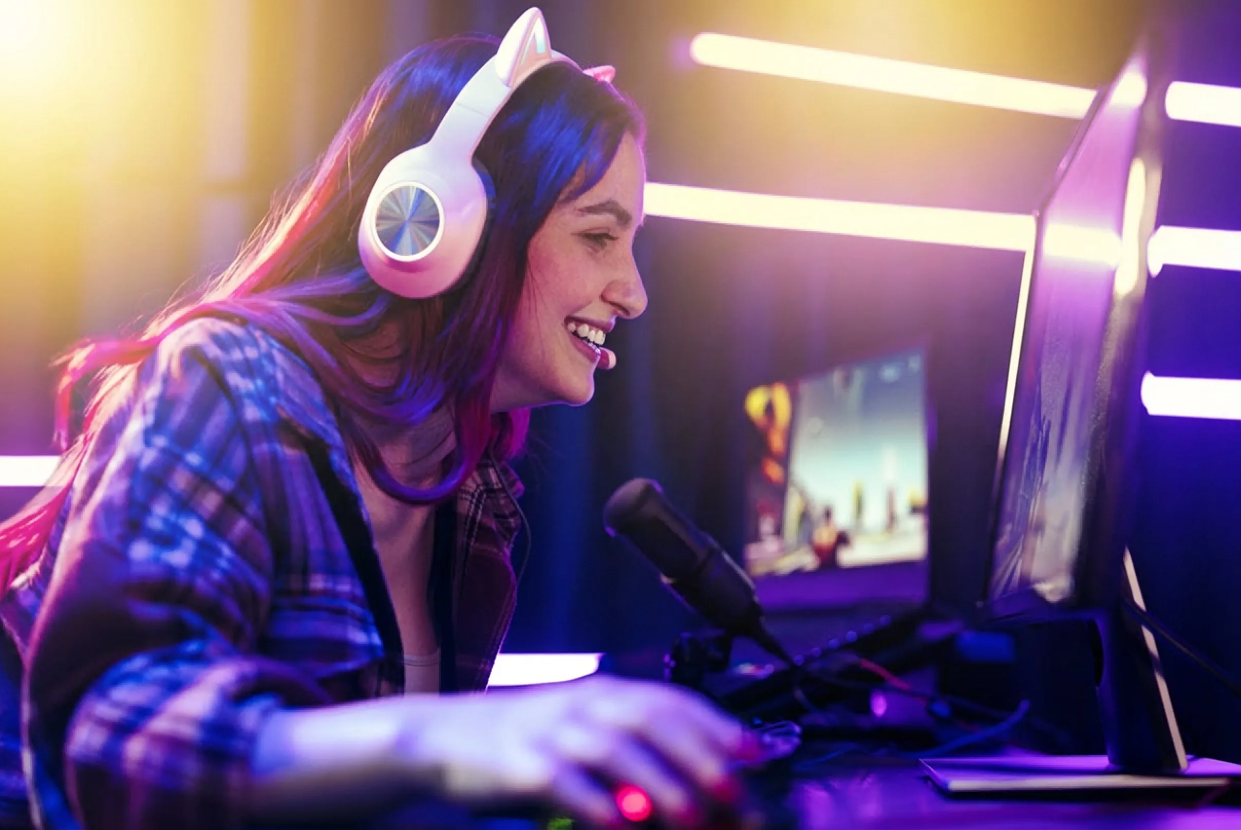 Gamer che utilizza cuffie e PC da gaming durante una sessione di gioco, ispirazione per i Regali per Gamer e accessori tecnologici.