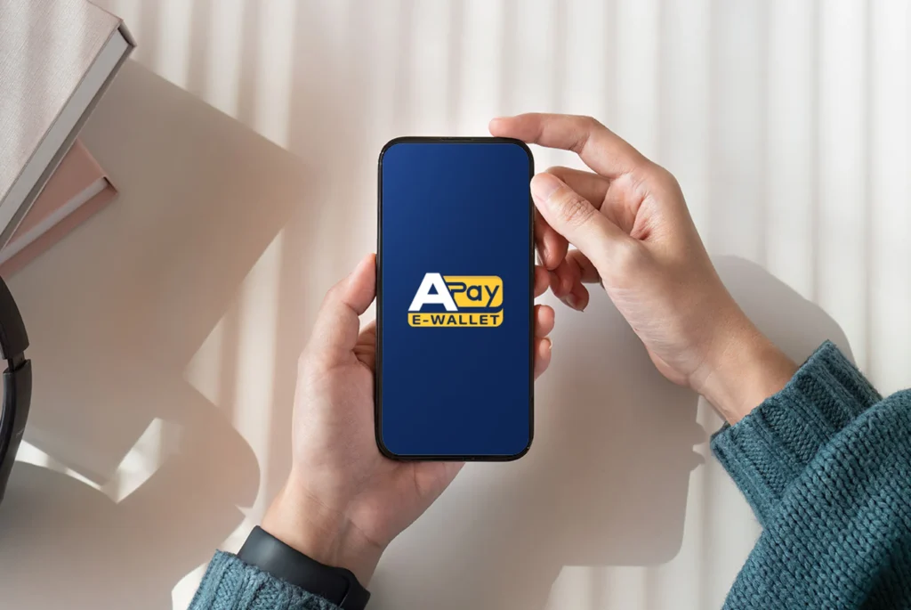 Smartphone con app APay E-Wallet aperta, esempio di come usare APay E-Wallet su Quigioco.it per gestire pagamenti e ricariche in modo semplice e sicuro.