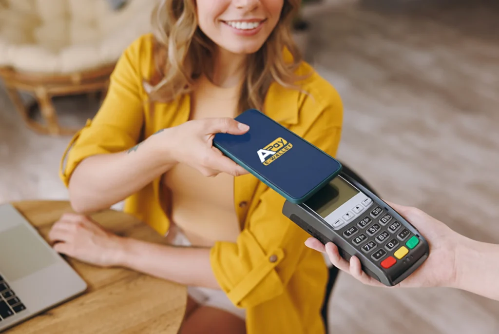 App per pagamenti digitali: ragazza seduta al pc effettua il pagamento tramite app in un locale