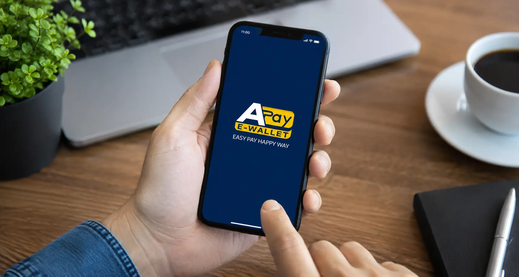Utente che utilizza APay E-Wallet da smartphone per gestire pagamenti digitali in modo semplice, sicuro e sostenibile